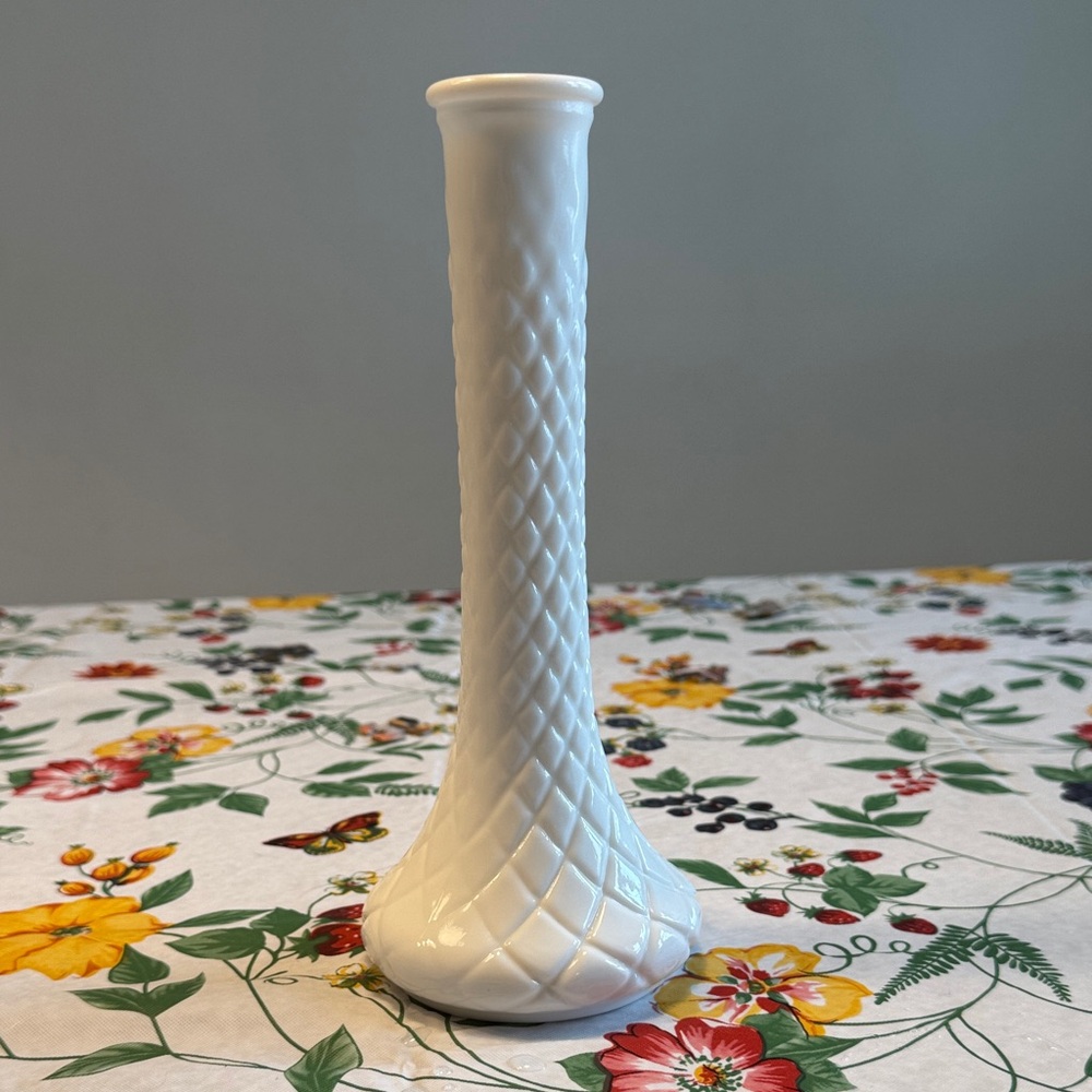 Vintage Hoosier #4092 Diamond Pattern 9" Milk Glass Bud Vase